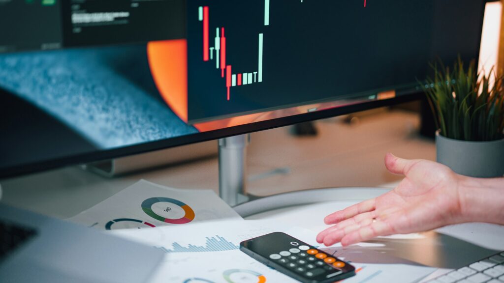 Reviewing trading costs with a calculator before choosing a broker