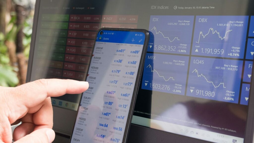Trader checking live currency quotes on a smartphone